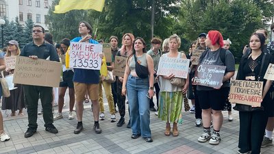 Жителі Дніпра знову вийшли на протест, аби нагадати нардепам про закон щодо НАБУ і САП Жителі Дніпра знову вийшли на протест, аби нагадати нардепам про закон щодо НАБУ і САП