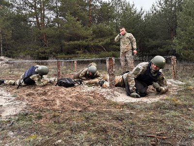 Hardcore-вишкіл на Полтавщині: як інструктори “Азову” готували цивільних у непростих умовах Hardcore-вишкіл на Полтавщині: як інструктори “Азову” готували цивільних у непростих умовах