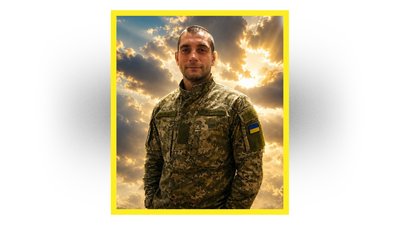 На Чернігівщині попрощались із захисниками України Сергієм Гладким, Артемом Левчуком та Олександром Кузіліковим На Чернігівщині попрощались із захисниками України Сергієм Гладким, Артемом Левчуком та Олександром Кузіліковим