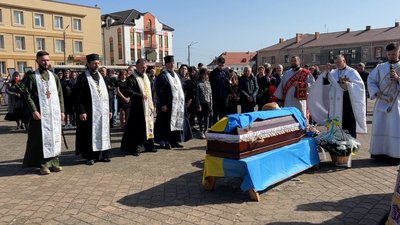"Був сиротою, мріяв про свою сім’ю": на Рівненщині попрощалися з 20-річним солдатом Валентином Лукіним "Був сиротою, мріяв про свою сім’ю": на Рівненщині попрощалися з 20-річним солдатом Валентином Лукіним