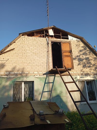 Пошкоджений дах у Калиновому від удару трьома КАБ 12 травня 2026 року