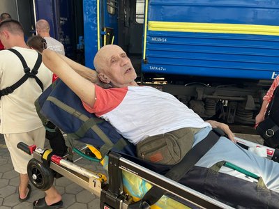 "Снаряди літали без кінця, мій будинок розбили". До Дніпра евакуювали ще сімох маломобільних жителів Донеччини "Снаряди літали без кінця, мій будинок розбили". До Дніпра евакуювали ще сімох маломобільних жителів Донеччини