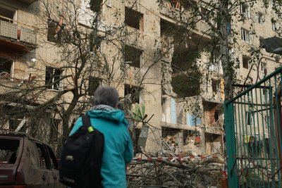 «Виймали мене з-під завалів»: що розповідають очевидці про наслідки російського обстрілу КАБами у Сумах «Виймали мене з-під завалів»: що розповідають очевидці про наслідки російського обстрілу КАБами у Сумах