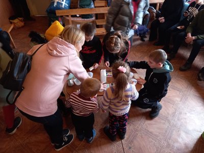 Волонтери з Нікополя допомагають відновити життя у звільненій Хрещенівці на Херсонщині Волонтери з Нікополя допомагають відновити життя у звільненій Хрещенівці на Херсонщині