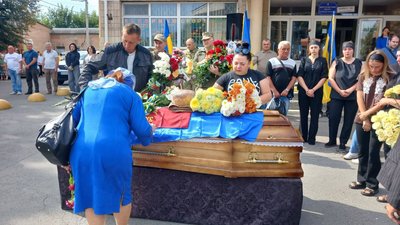Провели на колінах: на Черкащині попрощалися з військовослужбовцем Провели на колінах: на Черкащині попрощалися з військовослужбовцем