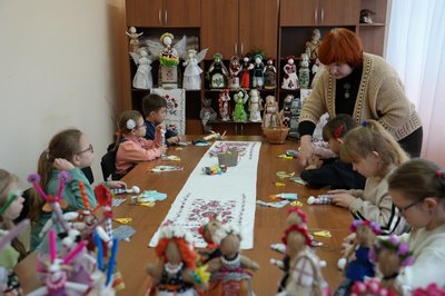 "Самі підказують, як їх одягнути": як черкащанка майструє народні ляльки "Самі підказують, як їх одягнути": як черкащанка майструє народні ляльки