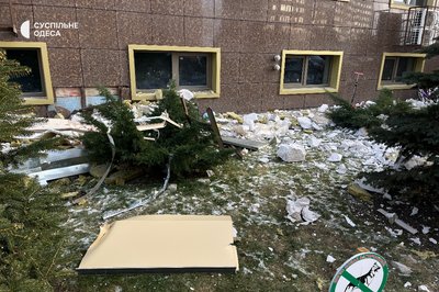 Уламки на автівках і вибиті вікна: фото наслідків нічної атаки на Одесу Уламки на автівках і вибиті вікна: фото наслідків нічної атаки на Одесу