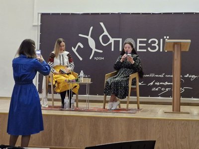 "Коли гармати гарчали, наші музи звучали". Луганка взяла участь у міжнародному поетичному рекорді "Коли гармати гарчали, наші музи звучали". Луганка взяла участь у міжнародному поетичному рекорді