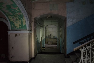 Який вигляд зсередини має будівля, розташована на початку вулиці Полтавський Шлях у Харкові. Квітень, 2023 Який вигляд зсередини має будівля, розташована на початку вулиці Полтавський Шлях у Харкові. Квітень, 2023