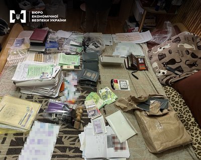 На Буковині чоловік виготовляв та продавав підроблені посвідчення водія На Буковині чоловік виготовляв та продавав підроблені посвідчення водія