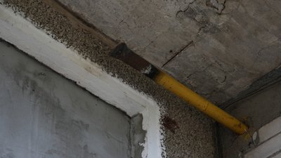 «Ми живемо де попало»: мешканці будинку в Миколаєві понад рік чекають на компенсації після вибуху газу
