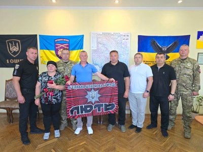 На Вінниччині батькам загиблого Олег Гилюка передали його посмертну нагороду На Вінниччині батькам загиблого Олег Гилюка передали його посмертну нагороду