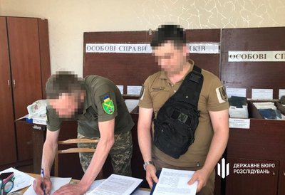 На Київщині посадовець ТЦК допомагав чоловікам виїхати закордон