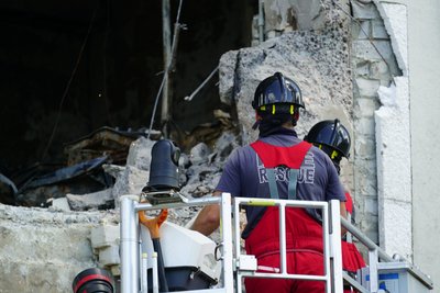 рятувальники розбирають завали у харкові рятувальники розбирають завали у харкові