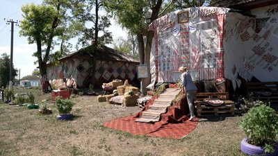 На Чернігівщині жителі села оздобили хати хустками та рушниками своїх прабабусь На Чернігівщині жителі села оздобили хати хустками та рушниками своїх прабабусь