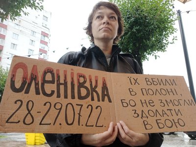 "Це злочин проти самої людяності": хвилиною мовчання в Хмельницькому вшанували жертв теракту в Оленівці "Це злочин проти самої людяності": хвилиною мовчання в Хмельницькому вшанували жертв теракту в Оленівці