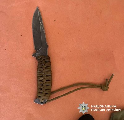 На столичному Подолі чоловік кидався з ножем на перехожих, є поранені На столичному Подолі чоловік кидався з ножем на перехожих, є поранені