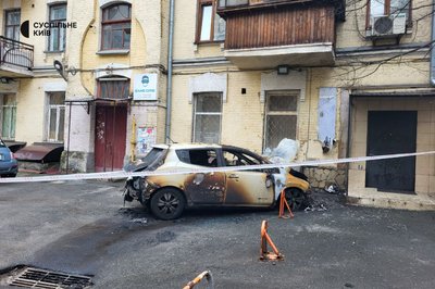 У Києві неподалік станції метро "Олімпійська" згорів електрокар. Підозрюють підпал У Києві неподалік станції метро "Олімпійська" згорів електрокар. Підозрюють підпал