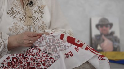Як сестри з Буковини вишивають рушник надії поки брат Василь Микитюк у полоні Як сестри з Буковини вишивають рушник надії поки брат Василь Микитюк у полоні