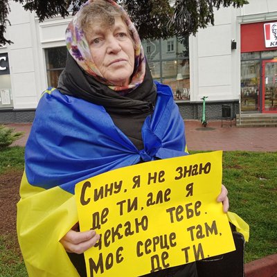 "Син третій день народження зустрічає в полоні": у Хмельницькому відбулась акція "Поверніть Героїв з полону" "Син третій день народження зустрічає в полоні": у Хмельницькому відбулась акція "Поверніть Героїв з полону"