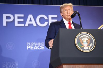 Усі відтінки червоного: про що говорить одяг Путіна та Трампа під час зустрічі на Алясці
