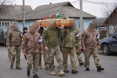 На Кіровоградщині попрощалися з військовими Сергієм Назарчуком та Василем Безкоровайним На Кіровоградщині попрощалися з військовими Сергієм Назарчуком та Василем Безкоровайним