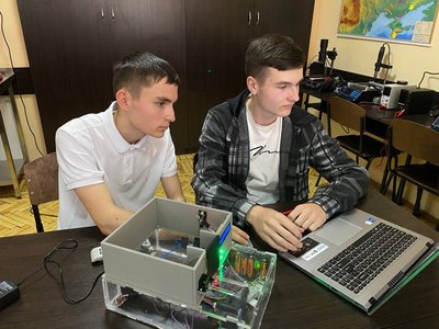 Вінницькі студенти розробили пристрій для укриттів, який рахує кількість людей та очищає повітря Вінницькі студенти розробили пристрій для укриттів, який рахує кількість людей та очищає повітря