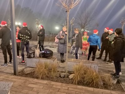 Люди одягнули різні святкові костюми Люди одягнули різні святкові костюми