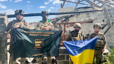 «Вбив дев'ять росіян і тримав оборону». Як бійці підрозділу «Срібна трійка» бригади «Помста» звільняли село Карпівку «Вбив дев'ять росіян і тримав оборону». Як бійці підрозділу «Срібна трійка» бригади «Помста» звільняли село Карпівку
