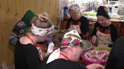 "Наша ковбаса — це наша підтримка": волонтерки з Рівненщини готують домашню ковбасу для військових "Наша ковбаса — це наша підтримка": волонтерки з Рівненщини готують домашню ковбасу для військових