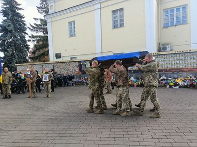 У Луцьку попрощалися із 47-річним гранатометником Віктором Калеником, який загинув у Курській області РФ У Луцьку попрощалися із 47-річним гранатометником Віктором Калеником, який загинув у Курській області РФ