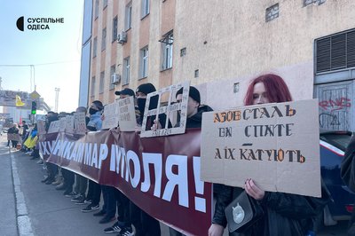 "Чекаємо обмінів": в Одесі відбулась мовчазна акція на підтримку військовополонених "Чекаємо обмінів": в Одесі відбулась мовчазна акція на підтримку військовополонених
