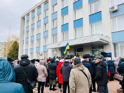 Штовханина з поліцією і виклик швидкої — у Коростені на Житомирщині пенсіонери-чорнобильці вийшли на протест Штовханина з поліцією і виклик швидкої — у Коростені на Житомирщині пенсіонери-чорнобильці вийшли на протест