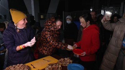 "Ми — з вами". Волонтери з Нідерландів готують млинці для переселенців на Львівщині "Ми — з вами". Волонтери з Нідерландів готують млинці для переселенців на Львівщині