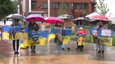Попри дощ, люди зібрались на акцію на підтримку полонених та безвісти зниклих захисників Попри дощ, люди зібрались на акцію на підтримку полонених та безвісти зниклих захисників