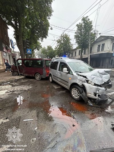 У Сумах через аварію на Петропавлівській травмовані двоє людей У Сумах через аварію на Петропавлівській травмовані двоє людей