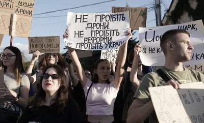 Люди з картонками прийшли на третій день акцій за повернення на посаду Федорова у Харкові Люди з картонками прийшли на третій день акцій за повернення на посаду Федорова у Харкові