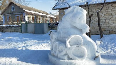 "Трохи додає настрою": на Хмельниччині чоловік з Миколаєва створив двометрового снігового коня для односельців "Трохи додає настрою": на Хмельниччині чоловік з Миколаєва створив двометрового снігового коня для односельців