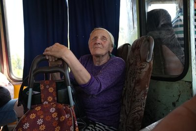 "Чую літак летить, а потім як жахне": навіщо люди їдуть за кілька кілометрів до "сірої зони" на Сумщині "Чую літак летить, а потім як жахне": навіщо люди їдуть за кілька кілометрів до "сірої зони" на Сумщині