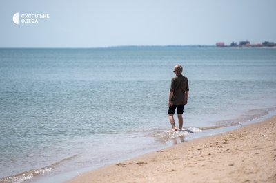 "На свій страх і ризик": як люди відпочивають на пляжах Затоки попри міни та повітряні загрози "На свій страх і ризик": як люди відпочивають на пляжах Затоки попри міни та повітряні загрози