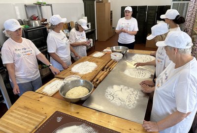В Ужгороді провели майстерклас із випікання закарпатських смаколиків за проєктом "Ділимося хлібом" В Ужгороді провели майстерклас із випікання закарпатських смаколиків за проєктом "Ділимося хлібом"