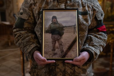 У Сумах провели в останню путь захисника Сергія Супруна У Сумах провели в останню путь захисника Сергія Супруна