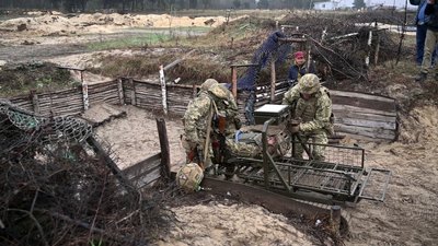 Як курсанти долають психологічну смугу перешкод та відпрацьовують евакуацію пораненого Як курсанти долають психологічну смугу перешкод та відпрацьовують евакуацію пораненого