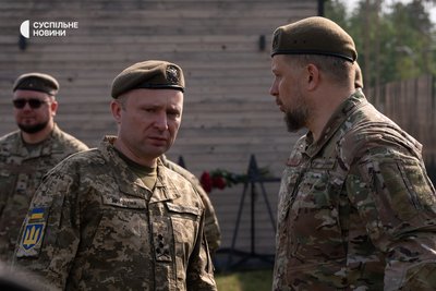 Головнокомандувач Збройних Сил України Михайло Драпатий (ліворуч) та командир 3-го армійського корпусу ЗСУ, генерал Андрій Білецький під час церемонії перепоховання останків Євгена Коновальця на військовому кладовищі на Київщині, 18 серпня 2026 року Головнокомандувач Збройних Сил України Михайло Драпатий (ліворуч) та командир 3-го армійського корпусу ЗСУ, генерал Андрій Білецький під час церемонії перепоховання останків Євгена Коновальця на військовому кладовищі на Київщині, 18 серпня 2026 року