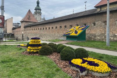 Квітковий годинник на пл. Митній Квітковий годинник на пл. Митній