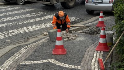 "Усе в гроші впирається": що кажуть про ремонт тротуарів ужгородці й місцева влада "Усе в гроші впирається": що кажуть про ремонт тротуарів ужгородці й місцева влада