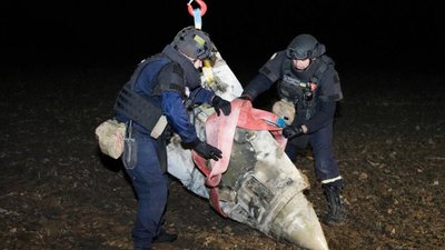 На Житомирщині знешкодили 500-кілограмову бойову частину російської ракети "Кинджал" На Житомирщині знешкодили 500-кілограмову бойову частину російської ракети "Кинджал"