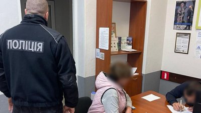 На Черкащині викрили угрупування, яке, за версією слідства, займалося підпільною торгівлею фальсифікованих тютюну та алкоголю На Черкащині викрили угрупування, яке, за версією слідства, займалося підпільною торгівлею фальсифікованих тютюну та алкоголю