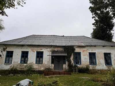 Стару школу в селі на Хмельниччині перетворили на місце відпочинку Стару школу в селі на Хмельниччині перетворили на місце відпочинку