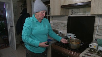 Копає картоплю, варить борщі й лає Путіна: як живе столітня Євгенія Сосновська з Рівненщини